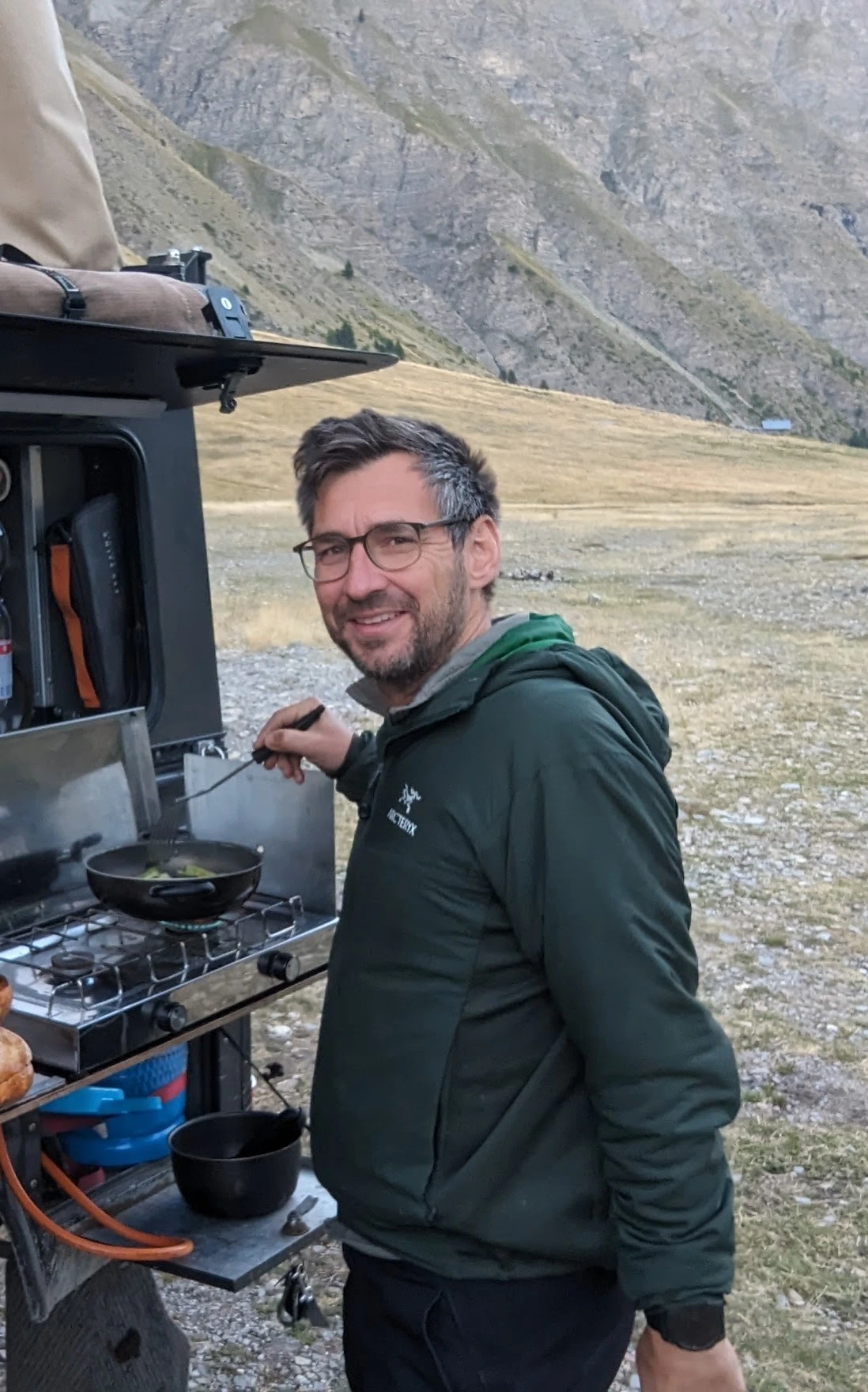 Tristan Andres beim Campen in den Bergen.
