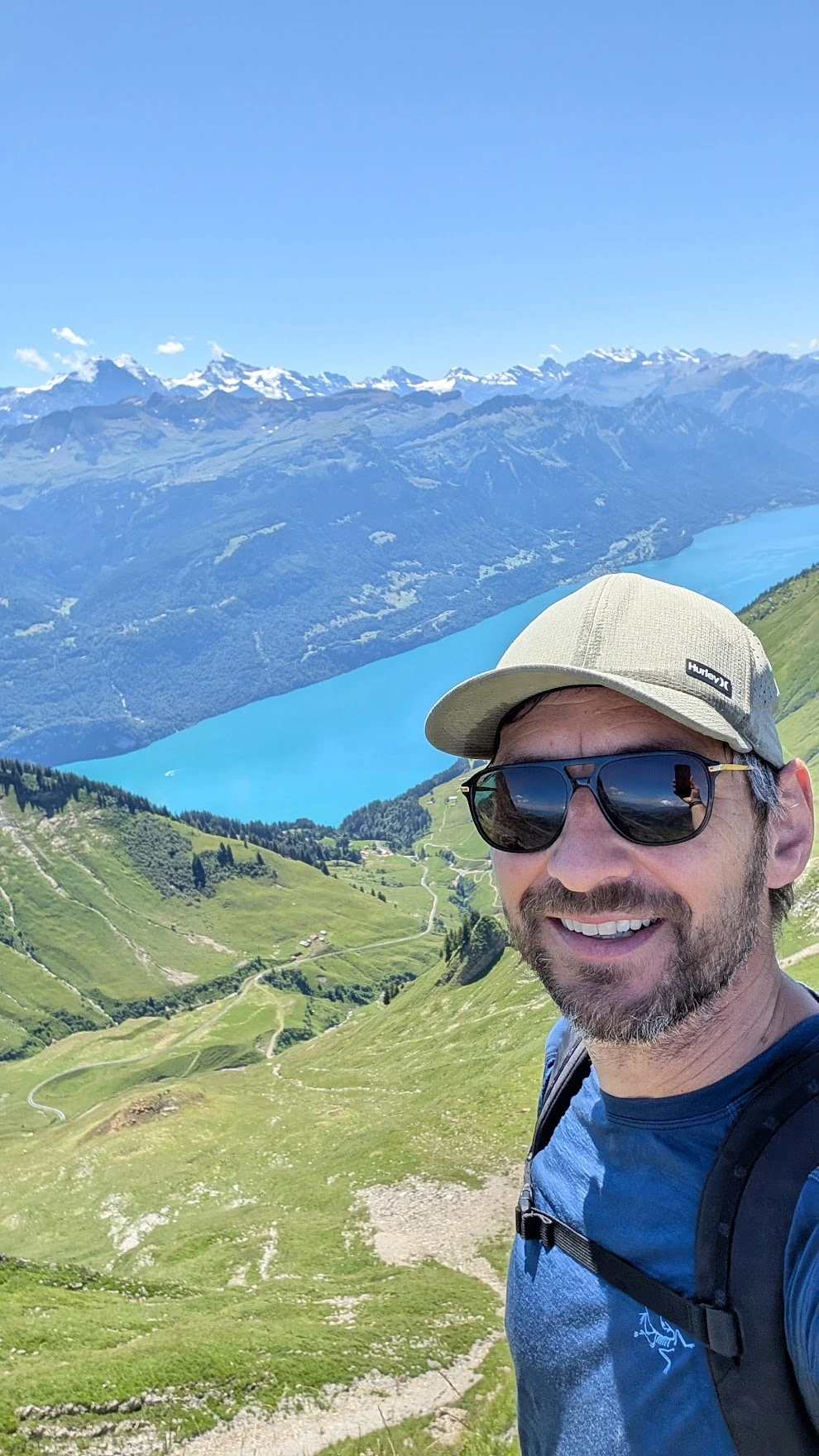 Tristan Andres beim Wandern im Sommer mit Bergpanorama.